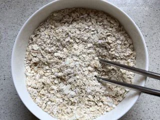 燕麦巧克力能量球,用筷子搅拌均匀