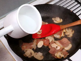 芝滋味浓滴【培根蘑菇白酱意面】,加入200ml水,转小火