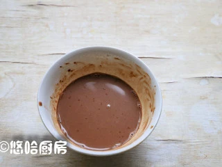 数字生日蛋糕,可可粉用温水调解开,我用的是法芙娜可可粉,调匀的可可粉溶液有一点疙瘩也不要紧。