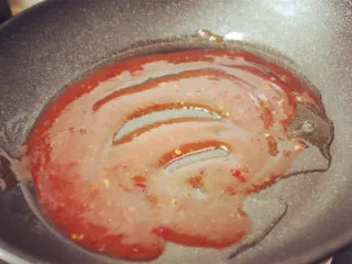 私房糖醋里脊,平底锅放底油，放入泰式甜辣酱，蕃茄酱和糖，翻炒稍微冒泡