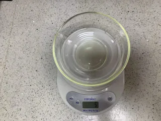 火龙果渐变蛋糕(宝宝辅食),干净无油无水的碗里放入色拉油5g