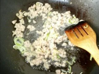 甜菜头炒肉末-甜菜头吃法之二,热锅下油，下葱花煸香，下五花肉末，煸炒至颜色变白。 