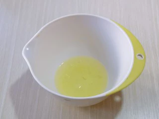 8寸红丝绒戚风蛋糕,蛋白打发,往蛋白里加入柠檬汁(白醋也可以)电动打蛋器将蛋白高速打发至呈现鱼眼泡。 加入三分之糖,继续高速打发,蛋清泡消失,细腻时再加入三分之一的糖,继续打发。