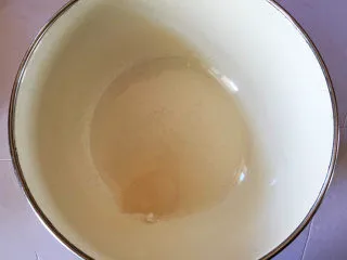 红豆抹茶巧克力慕斯,制作抹茶慕斯。 将23g水和23g细砂糖放置于容器中，用小火加热到100度以上。