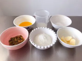 猪猪椰蓉小面包,面团发酵过程中，我们来开始做椰蓉内馅。