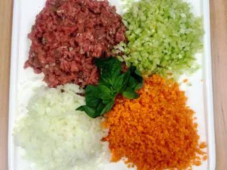 意大利肉酱意粉,将牛肉、胡萝卜、洋葱、芹菜切碎