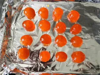 酥到掉渣的豆沙蛋黄酥,你要来一个吗?,生鸭蛋取蛋黄,也可以用真空包装的蛋黄,提前用食用油浸泡,用的时候取出来喷点白酒去腥,烤箱烤7.8分钟。