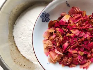 玫瑰花红糖小酥饼,再加入玫瑰花