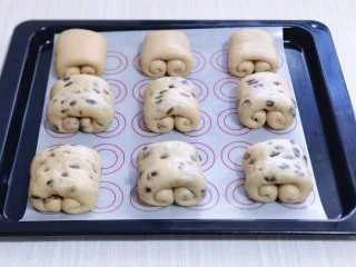 红豆日式咖啡面包卷,做好的面包卷,放入垫有油纸的烤盘中,并间隔距离!入烤箱进行二次发酵,发酵至明显变大!