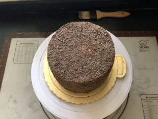 浓情蜜意－巧克力奶油蛋糕,整体撒上巧克力屑。