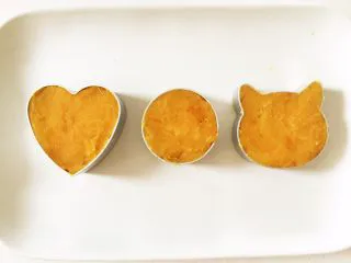 红薯酸奶小蛋糕,用模具做成简单造型,觉得麻烦的也可以直接搓成小圆球哈。 ps:如果没有模具,可以剪开牛奶盒,外面用胶带粘一下,就可以有一个圆圆的简单模具了!