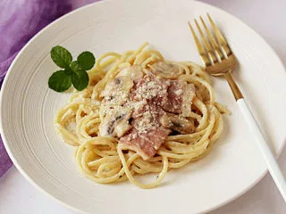 芝滋味浓滴【培根蘑菇白酱意面】,装盘,表面再撒上少许帕玛森芝士粉装饰,趁热开吃~~