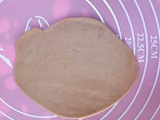 猪猪椰蓉小面包,剩余的面团擀成薄片。