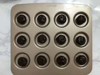 巧克力软曲奇,每个面团表面放上几个耐高温巧克力豆装饰。