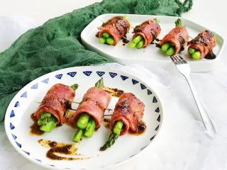 培根“如意”卷,最后一步摆盘浇入适量黑胡椒汁即可