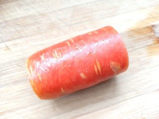 鸡肉蔬菜饼汉堡,胡萝卜洗净