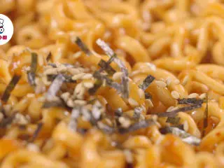 芝士焗烤火鸡面,再倒入芝麻海苔干料包，搅拌均匀