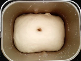 馅料足足的超级至尊匹萨,面团发酵至两倍大,手指戳洞不会缩不塌陷即发好了