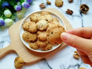 芝麻核桃一口酥,看看,小小的。