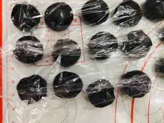酥到掉渣的豆沙蛋黄酥,你要来一个吗?,依次包好所有的馅料,保鲜膜盖好。