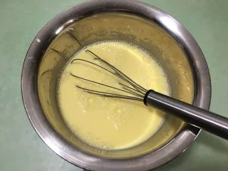 芒果千层蛋糕,搅拌均匀至糖完全融化.