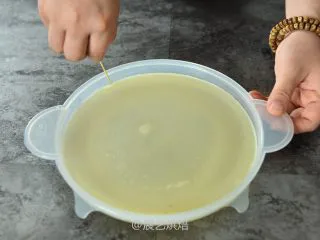 【烘焙食谱】芒果班戟 │展艺烘焙,将班戟盘放进微波炉转，时间到取出班戟盘，稍微冷却不烫手后，先用牙签顺着班戟盘周边刮一圈