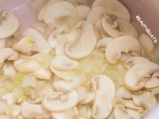 浓香的奶油与蘑菇相遇，奶香浓郁，口感细腻，没有人会不爱吧?,另起锅，开小火融化剩余的10g黄油，加入洋葱末炒出香味后倒入口蘑，翻炒变软即可