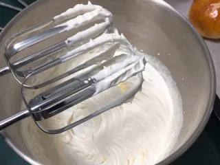 奶油夹心面包,用打蛋器打至可以裱花状态。