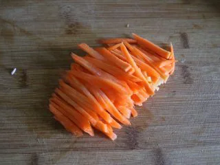 香炒意面|中式意面,胡萝卜洗净去皮、切丝;