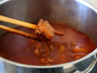 #食二星座#法式红酒炖牛肉 Boeuf Bourguignon,10.煎锅太浅，转入炖锅继续炖煮，大火煮开，转小火，一直炖到用筷子可以轻易的就插入，并根据实际情况加盐调味。 注：可以用高压锅炖，无需过多的水，因为高压锅不损耗水分。