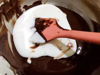 醇厚浓郁的巧克力慕斯蛋糕,打发好的奶油加入到巧克力糊里拌匀