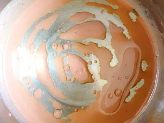 网红爆浆珍珠蛋糕,取40g红茶牛奶,如果过滤出来的红茶牛奶不足40g,可以加牛奶至40g。与玉米油混合,充分乳化