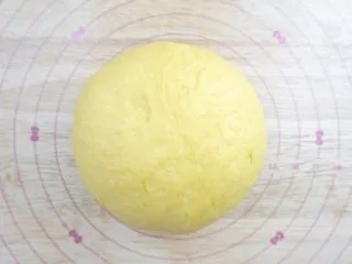 南瓜泥黄金软排包,排气分割盖保鲜膜静置松弛15分钟 