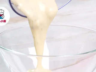 超低脂白酱蘑菇意面,将炒好的食材倒入料理机中，加牛奶80ml，搅打细腻