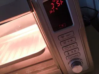 小白也会的奥尔良烤鸡腿披萨 「8寸薄脆版」,烤箱180度上下火，预热10分钟。