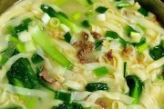 用羊肉丁丁面做一份美味羊肉面(热腾腾的面条配上浓郁的羊肉汤,让你垂涎欲滴)
