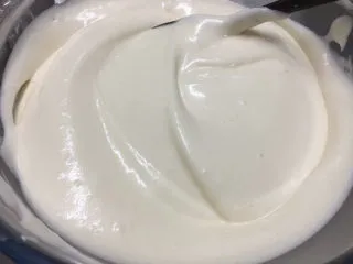 酸奶戚风蛋糕,全部翻拌均匀。