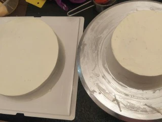 贺寿双层蛋糕(10＋6寸),同样的方法。在抹奶油，一个六寸的来。