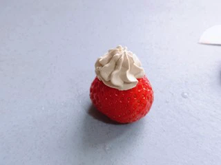 圣诞老人可可草莓杯子蛋糕,在草莓底部挤上奶油，再把切下来的尖做帽子。