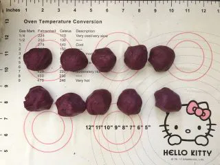 爆浆紫薯仙豆糕,把紫薯泥分成10等份,大约每个28克。