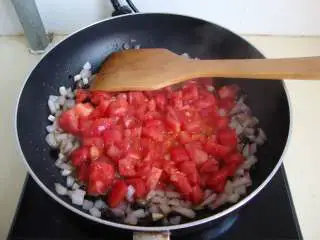 西西里肉丸意面,加刺山柑、黑橄榄炒香,加西红柿粒炒软