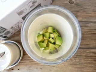 牛油果香蕉奶昔——敲好喝的夏日特饮,再加入牛油果。