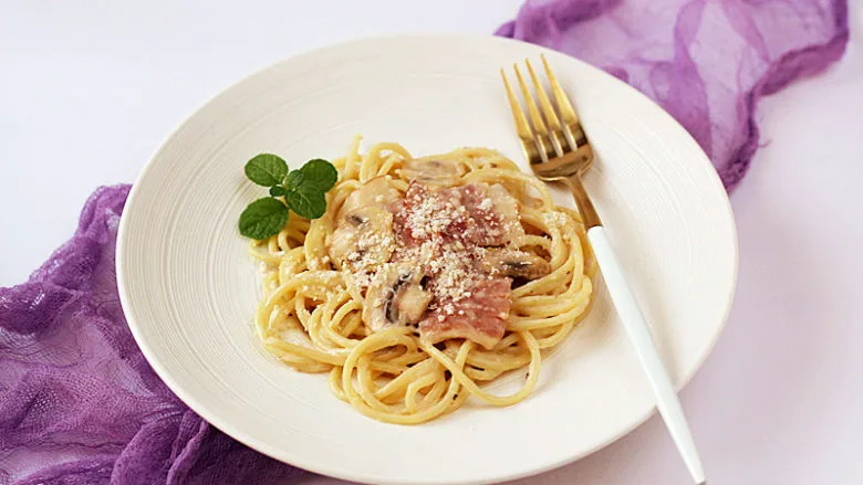 芝滋味浓滴【培根蘑菇白酱意面】