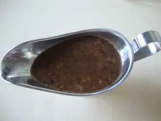 黑椒牛排套餐,盛入沙司斗中备用