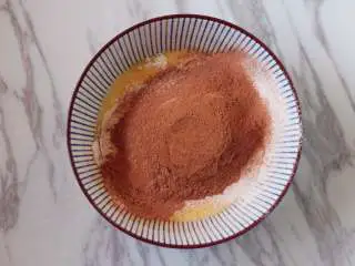 巧克力华夫饼,筛入可可粉和低筋面粉。 