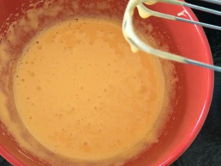 最“柔软”纸杯蛋糕☕—爆浆巧克力,稍微打发一下就可以啦。大概中速一分钟。