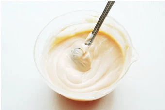 【蔬菜沙拉】 ,甜沙拉酱加淡奶油充分搅匀,加入番茄酱搅匀制成沙拉酱,裹上保鲜膜放冰箱冷藏待用;