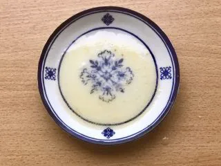 薯条的N种吃法,然后准备油醋酱汁。用白醋或者米醋,糖,油以及盐搅搅混合均匀。量不用多,大概这些就够了,这是给胡萝卜丝增加些风味的。