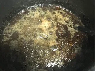 鲍汁焗小排淋酸甜洋葱酱,洋葱汁小火煮开后放入两勺糖,1勺醋,半勺酱油,2勺番茄沙司。搅匀煮30秒。