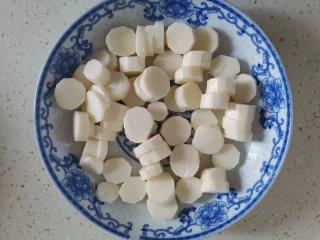 脆皮山药奶酪棒～健脾养胃还补钙,洗干净后切段